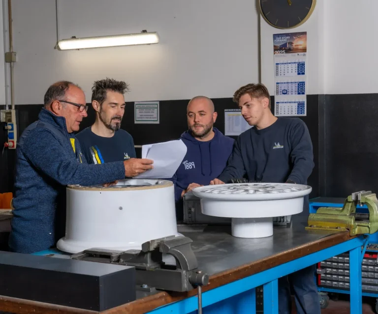 Gianluca Pinza con il tuo team di lavoro Gianluca Pinza con il suo team di lavoro